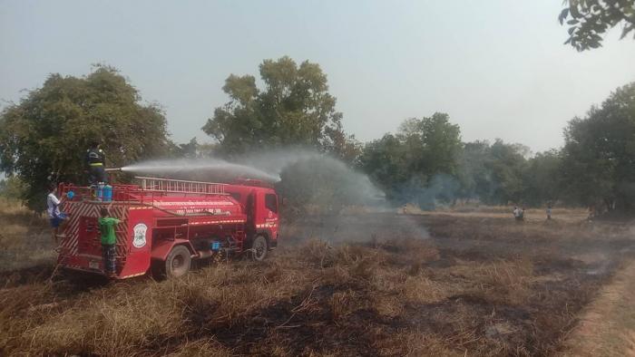 องค์การบริหารส่วนตำบลโนนพะยอมได้รับแจ้งว่ามีเหตุไฟไหม้ป่าหลังโรงเรียนประชารัฐบ้านห้วยไร่ จึงได้ประสานขอรถดับเพลิงจากงานป้องกันฯ 
